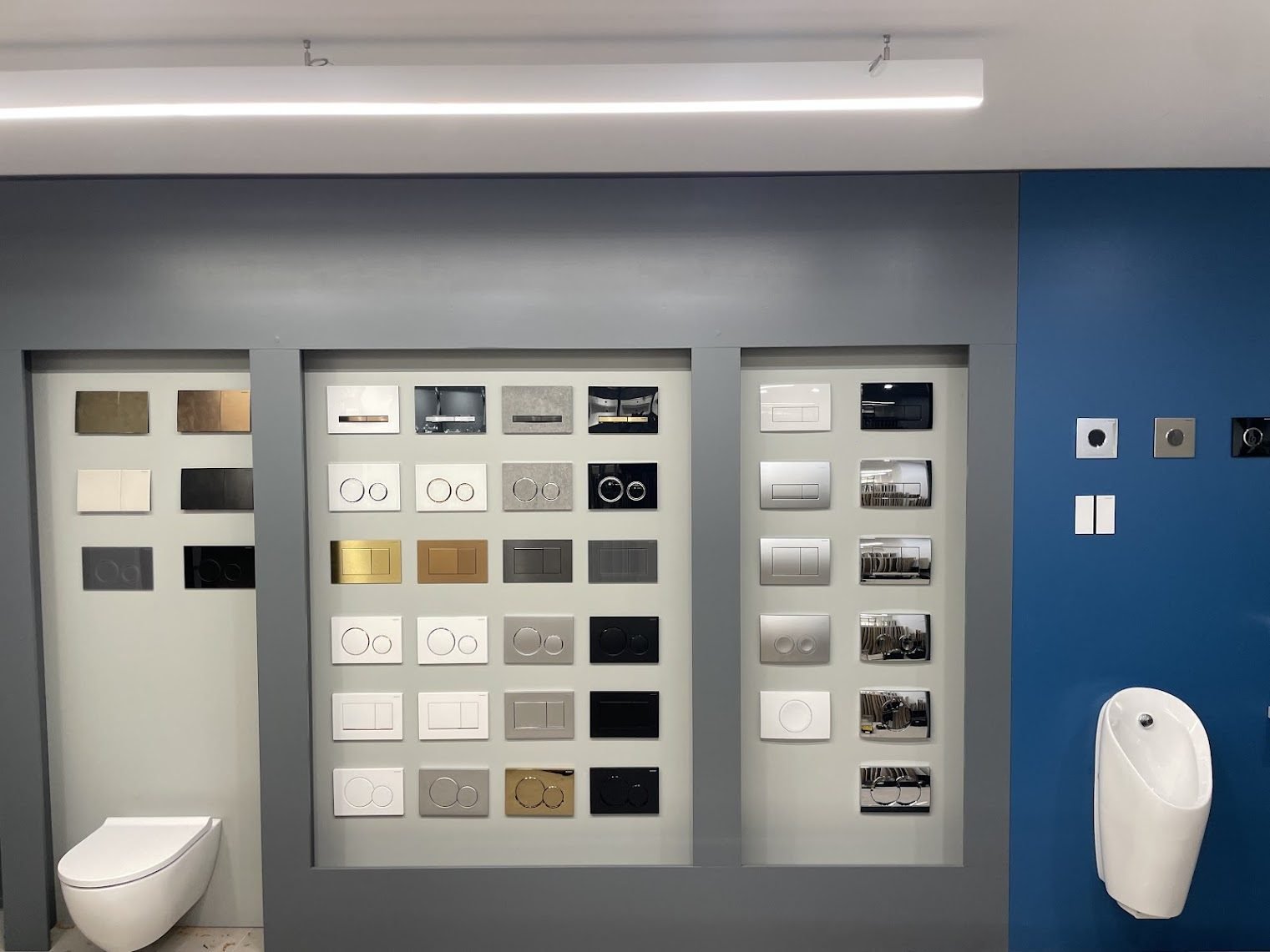 Τοίχος με πλακέτες Geberit σε showroom καταστήματος