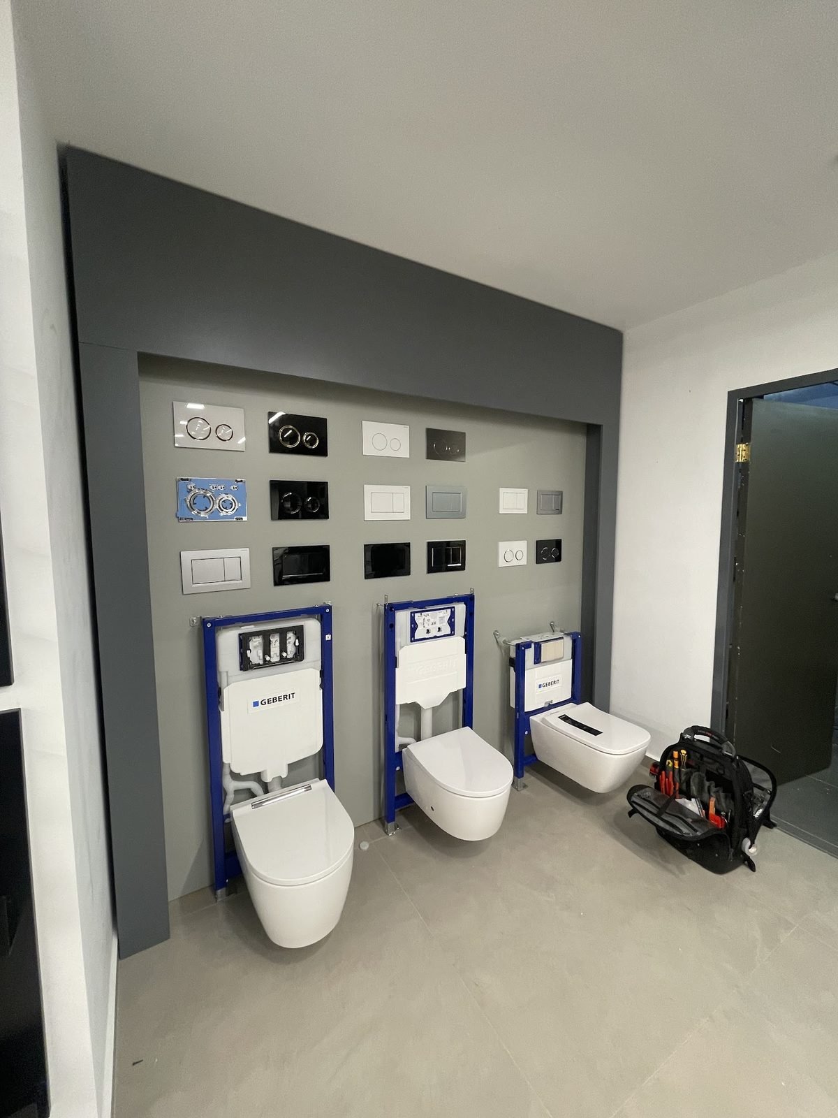 Βάσεις Duofix και κρεμαστές λεκάνες σε showroom καταστήματος